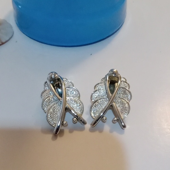 Sarah Coventry Silvertone Clip On Earrings Ribbon With Wings - Picture 3 of 6